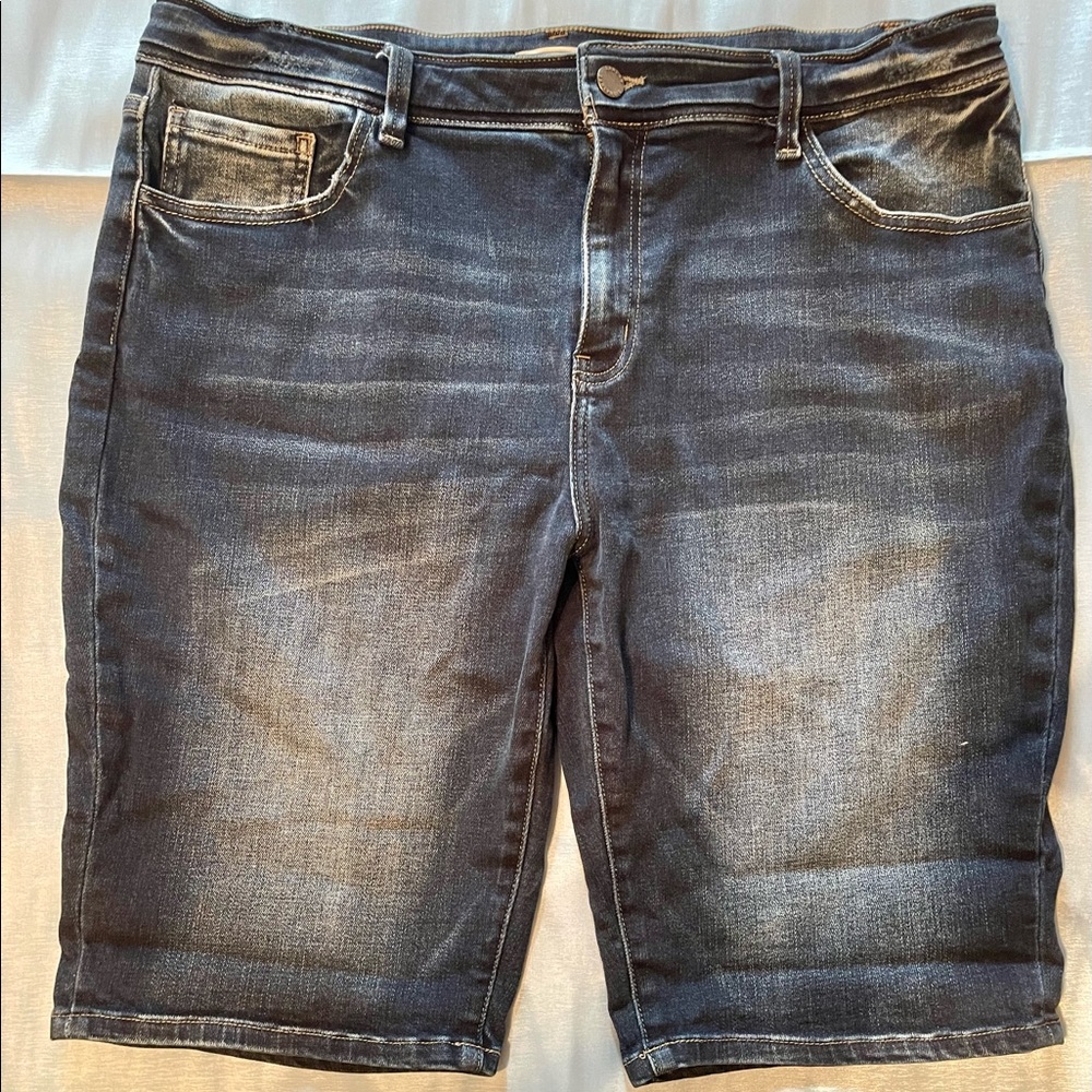 Buckle brand KanCan Women’s Dark jean bremuda shorts.